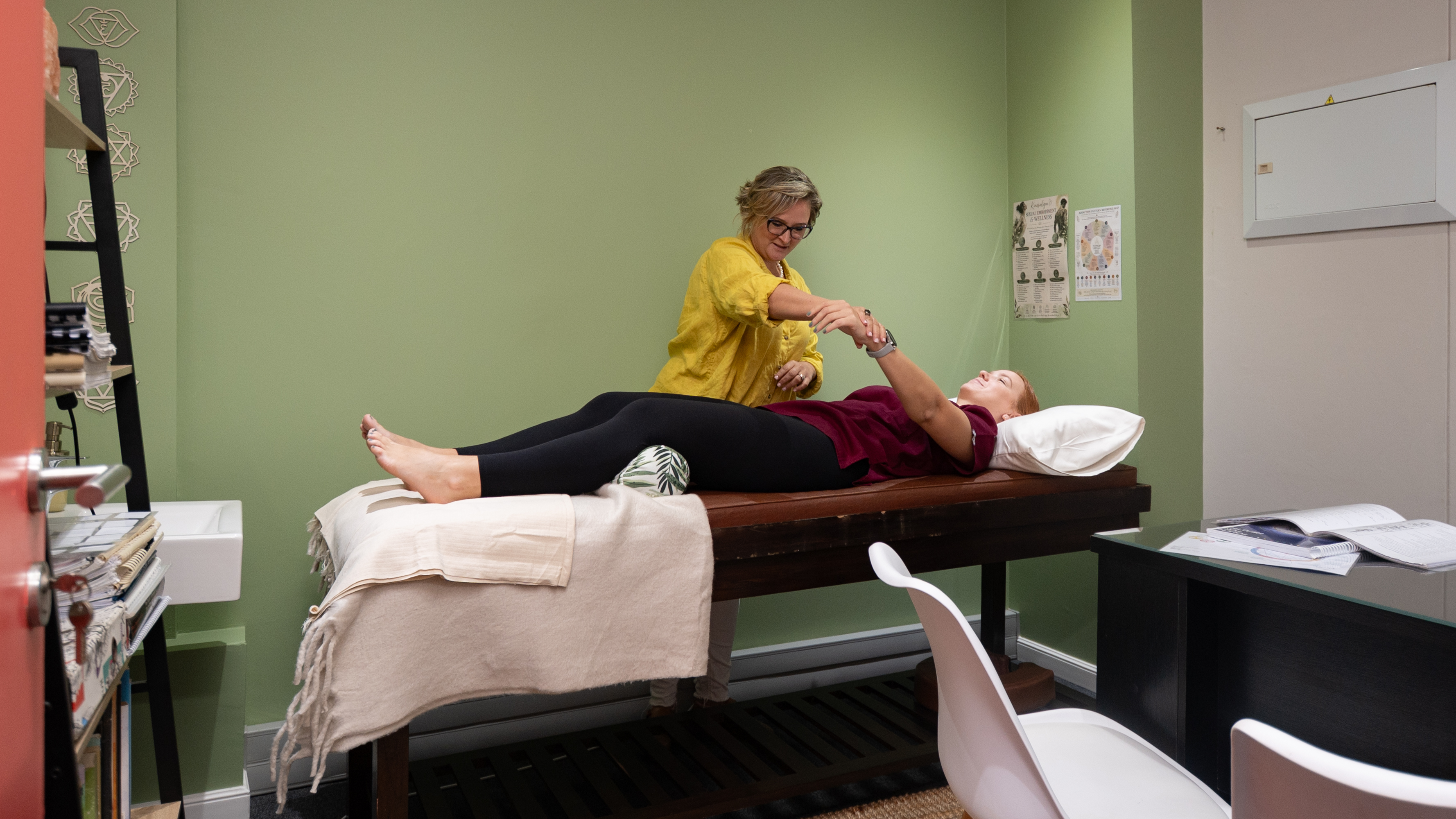Stacey using gentle muscle monitoring during a kinesiology session